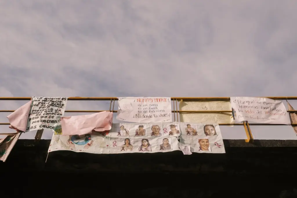 Banners and signs in honor of the victims of an explosive attack that occurred on April 25, in which 21 people died, on the Pan-American highway, in Cauca, on April 29, 2026.