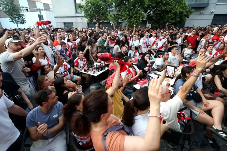 Y Vallecas convirtió el duelo en fiesta