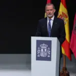 Eva Hache remembers Robe Iniesta and jokes with the King after receiving the Medal of Fine Arts: “Felipe, I have some princess jokes”