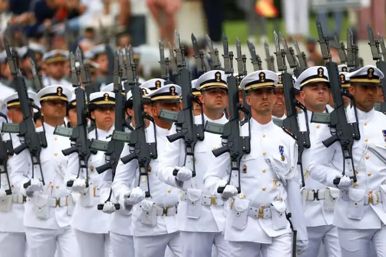 The King praises “the effort and brilliance” of Leonor de Borbón's military career