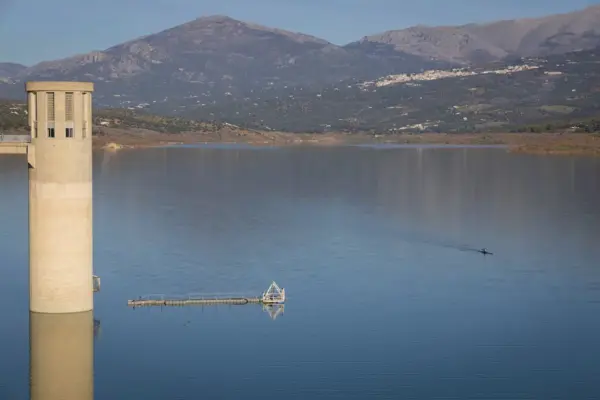 Two women lose their lives saving a three-year-old child at a dam in Palencia