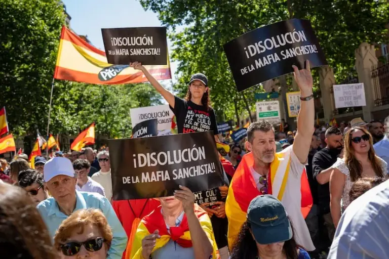 A march supported by the PP and Vox gathers thousands of people in Madrid against Sánchez's "corrupt government"