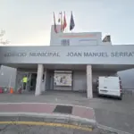 Algete removes the name of Joan Manuel Serrat from a municipal building and replaces it with that of a distinguished neighbor