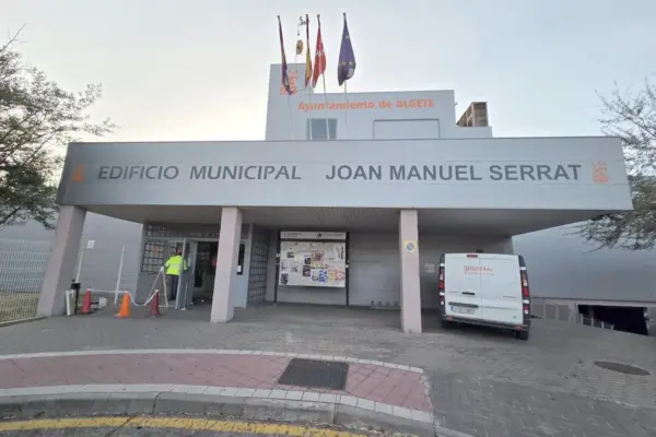 Algete removes the name of Joan Manuel Serrat from a municipal building and replaces it with that of a distinguished neighbor