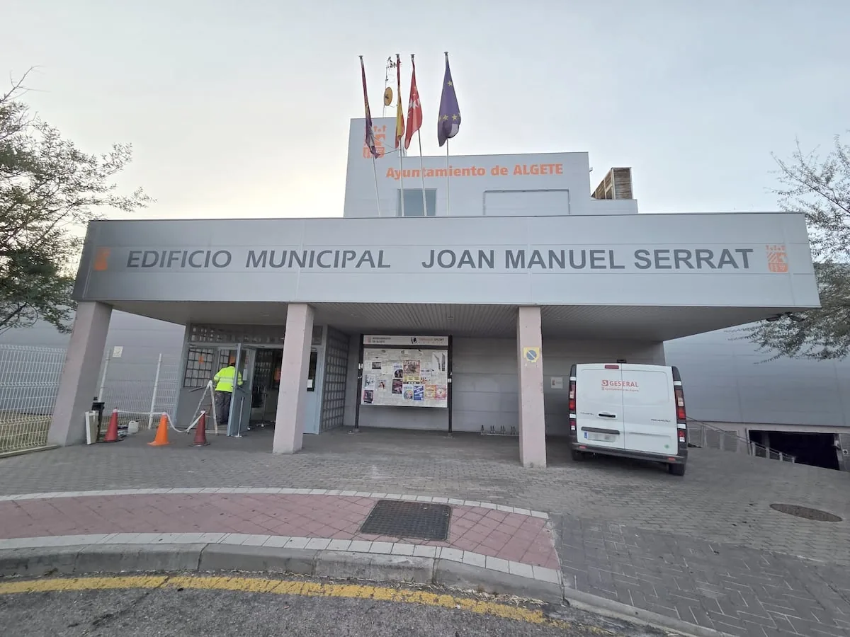 Algete removes the name of Joan Manuel Serrat from a municipal building and replaces it with that of a distinguished neighbor