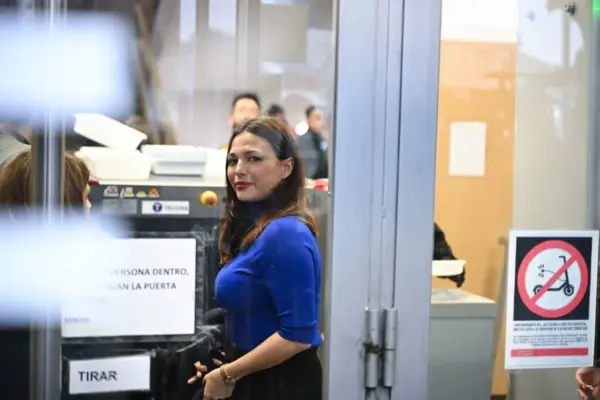 The judge warns Mouliaá that if she does not appear on June 15 for Errejón's complaint, she will be arrested for disobedience
