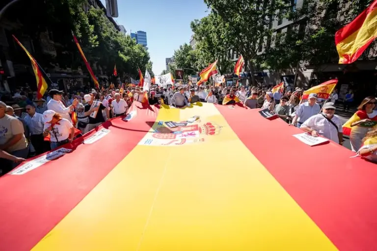 A march supported by the PP and Vox gathers thousands of people in Madrid against Sánchez's "corrupt government"