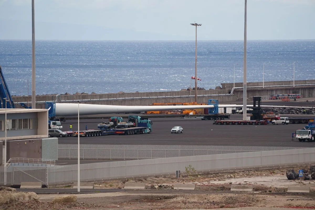 Fondeo inédito en Tenerife, lanchas y negociaciones con 22 países: la difícil vuelta a casa de los pasajeros del crucero del hantavirus