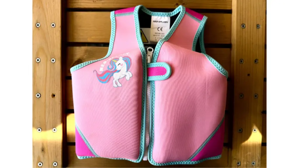 This neoprene model provides enough flexibility to wear comfortably.