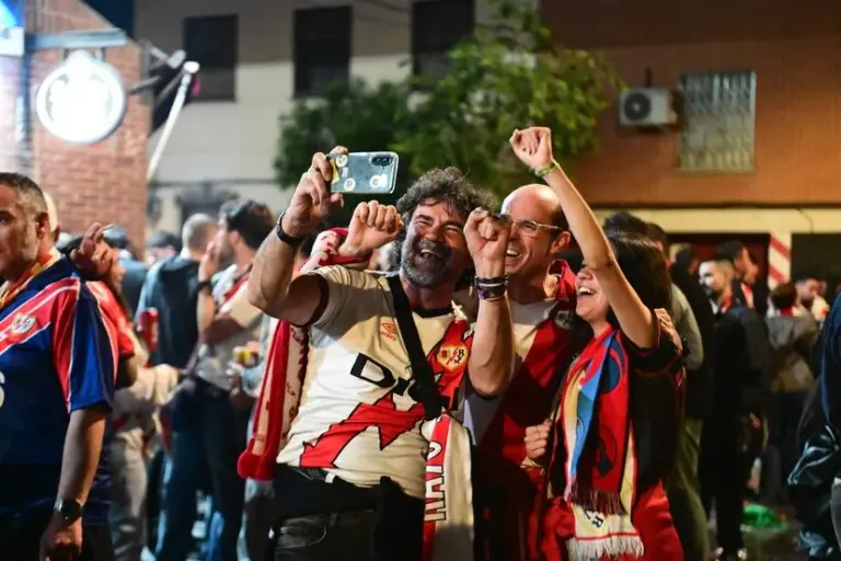 La tormenta perfecta del Rayo en Estrasburgo lleva a Vallecas a la final de la Conference