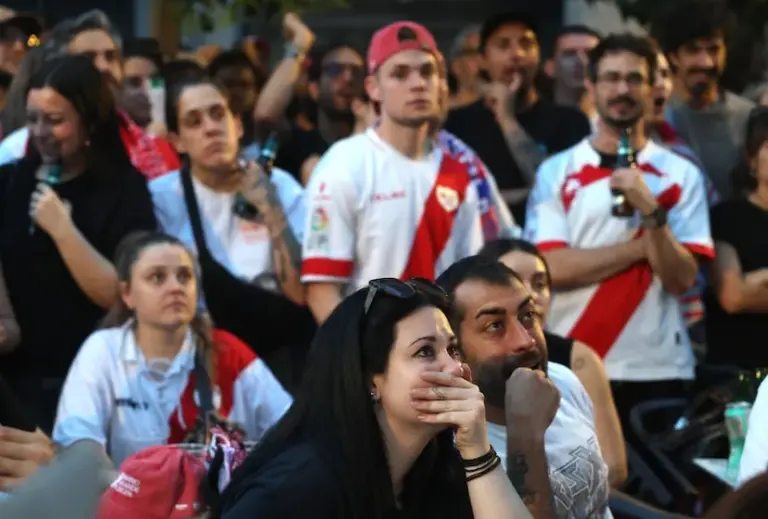 Y Vallecas convirtió el duelo en fiesta