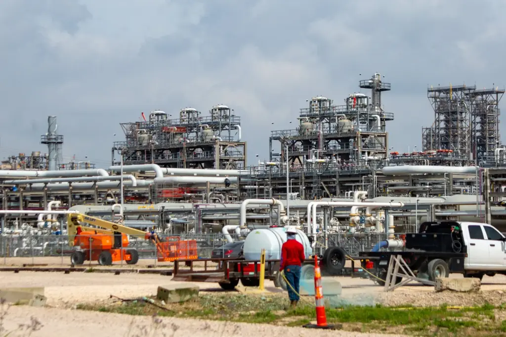 Oil price falls sharply amid expectations of war’s end