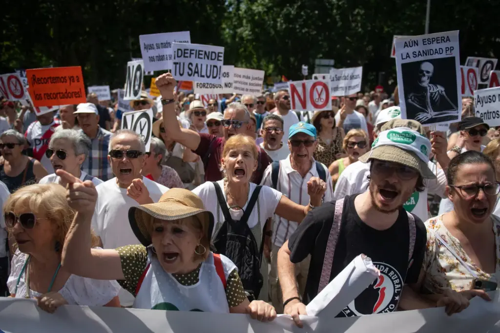 Thousands of people take to the streets in Madrid against Ayuso's health policy: "It strangles the public system to fatten private insurance"