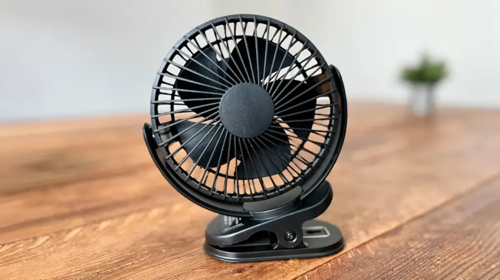 The clip of the ATEngeus USB fan allows it to be attached to any surface.