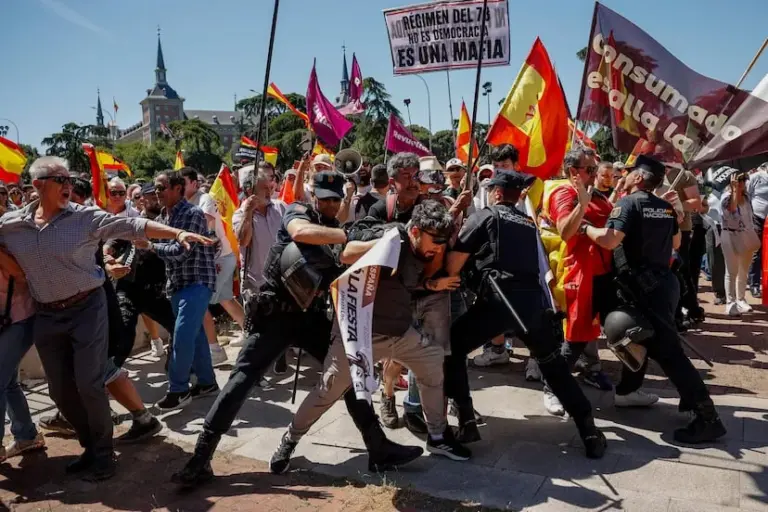 A march supported by the PP and Vox gathers thousands of people in Madrid against Sánchez's "corrupt government"