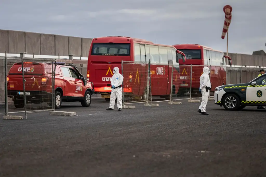 The UME buses in charge of transporting passengers of the 'MV Hondius', this Sunday at the port of Granadilla (Tenerife).
