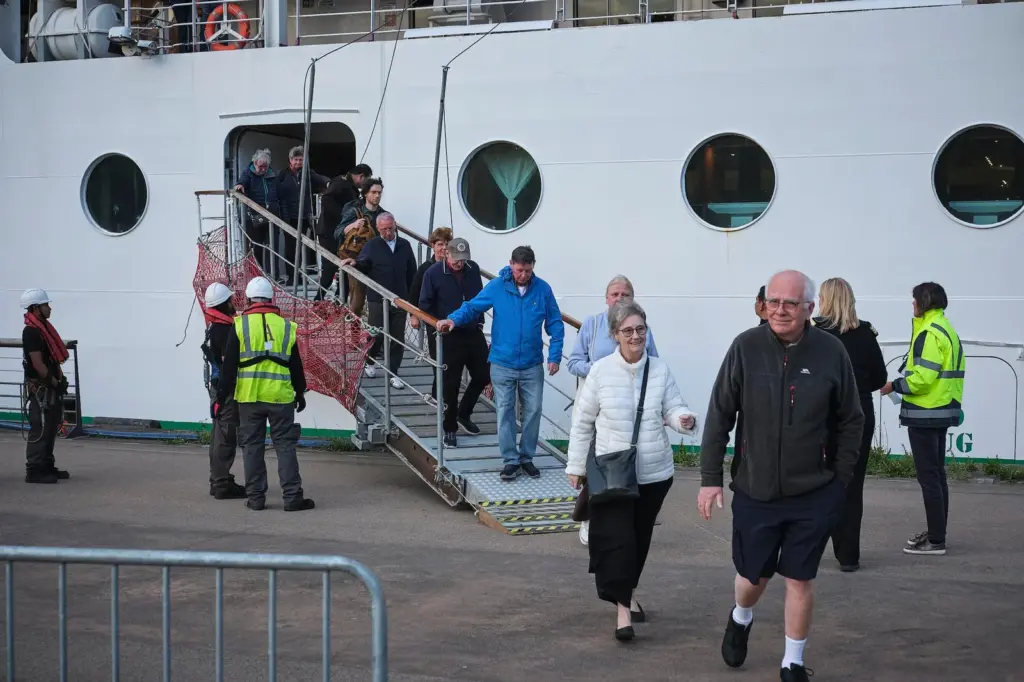 The cruise ship confined in Bordeaux due to a gastroenteritis outbreak will depart on Friday heading to Spain