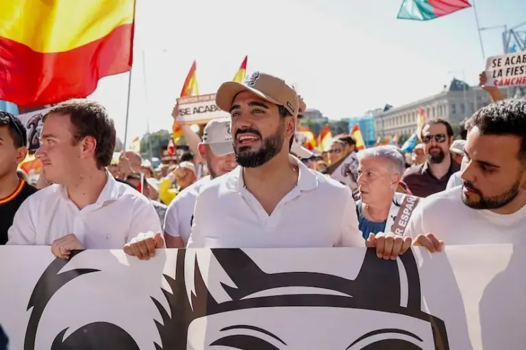 A march supported by the PP and Vox gathers thousands of people in Madrid against Sánchez's "corrupt government"