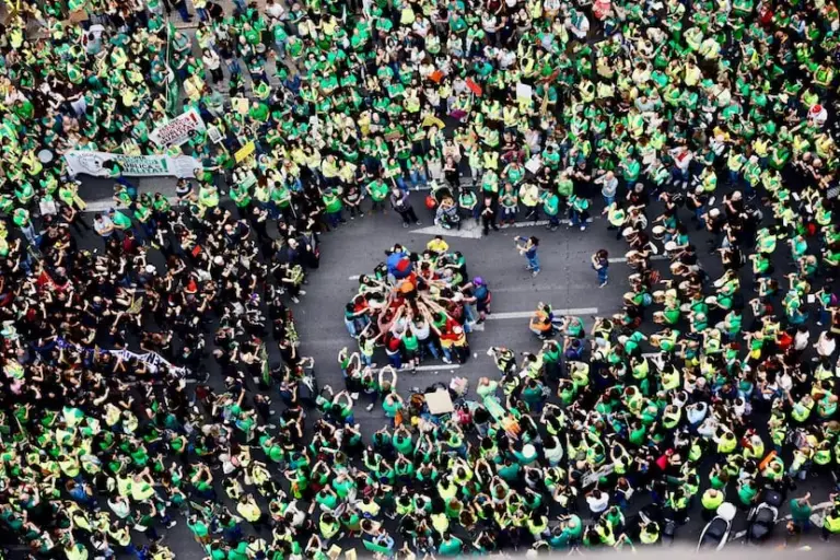 Teachers take the center of Valencia in a massive demonstration on their fifth day of strike