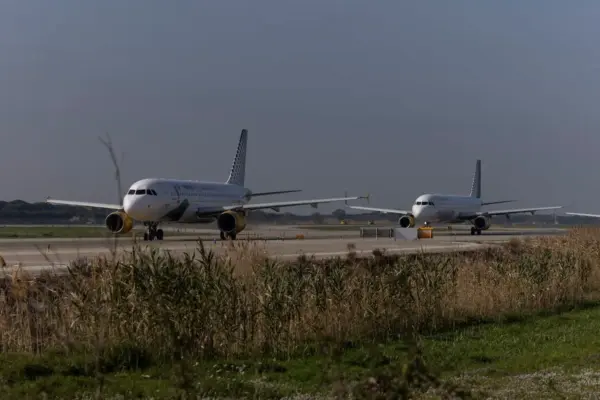 Entities opposing the expansion of El Prat airport reactivate protests and prepare a large mobilization