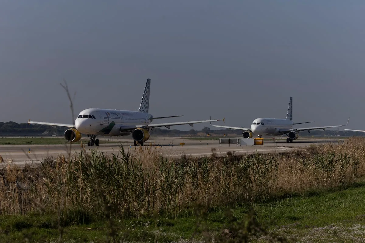 Entities opposing the expansion of El Prat airport reactivate protests and prepare a large mobilization
