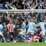 El Manchester City doblega al Brentford y espera un pinchazo del Arsenal