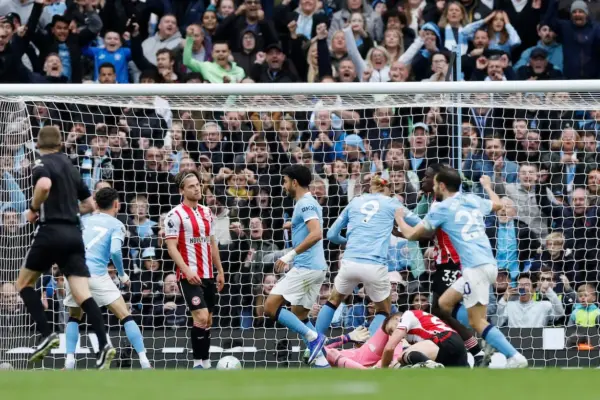 El Manchester City doblega al Brentford y espera un pinchazo del Arsenal