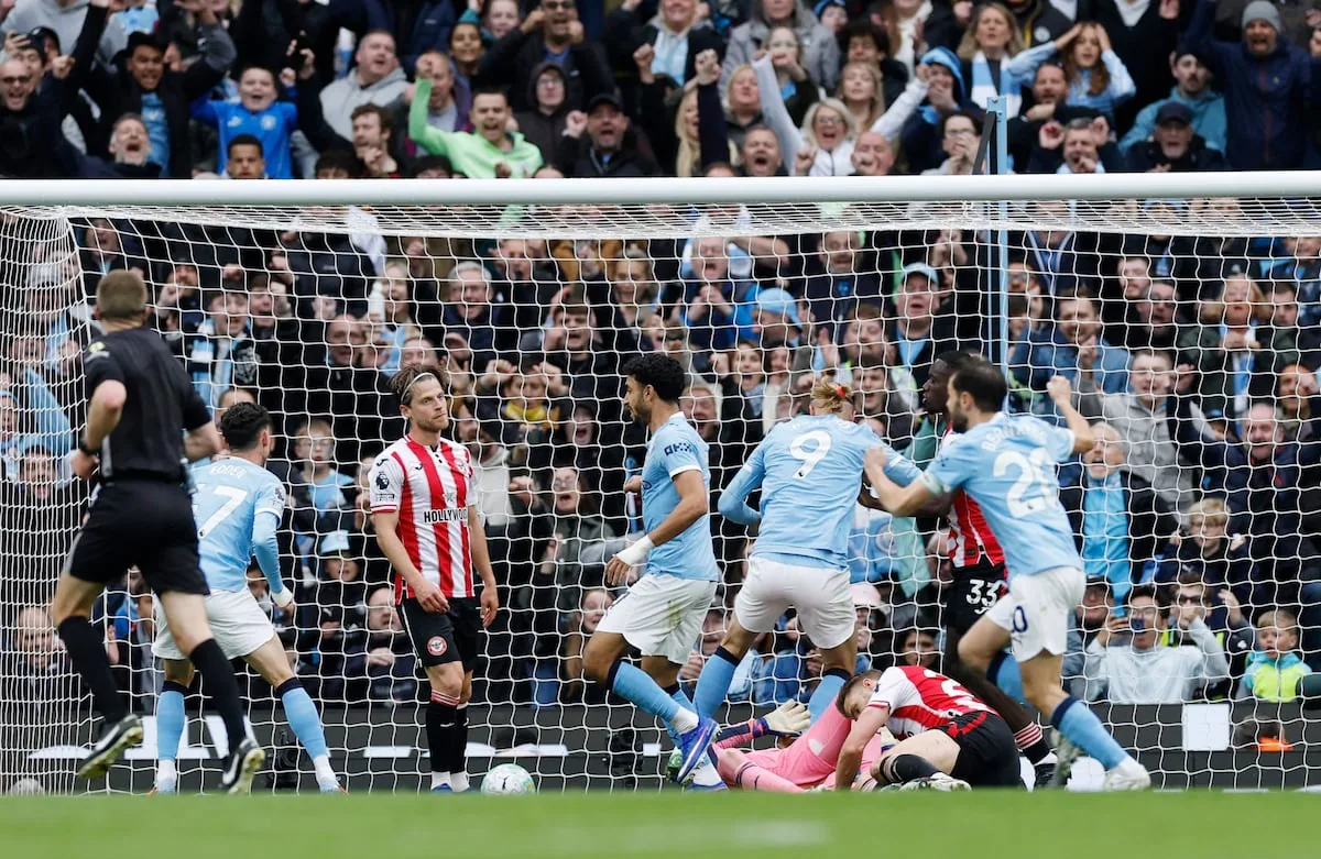 El Manchester City doblega al Brentford y espera un pinchazo del Arsenal