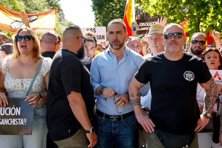 A march supported by the PP and Vox gathers thousands of people in Madrid against Sánchez's "corrupt government"
