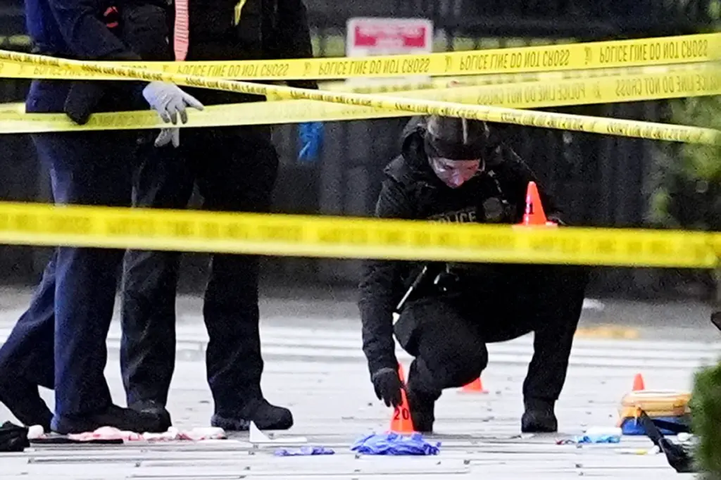 A shooting near the White House ends with the attacker dead and one injured