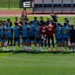 The Spanish team takes a mass bath in the first training session before the World Cup