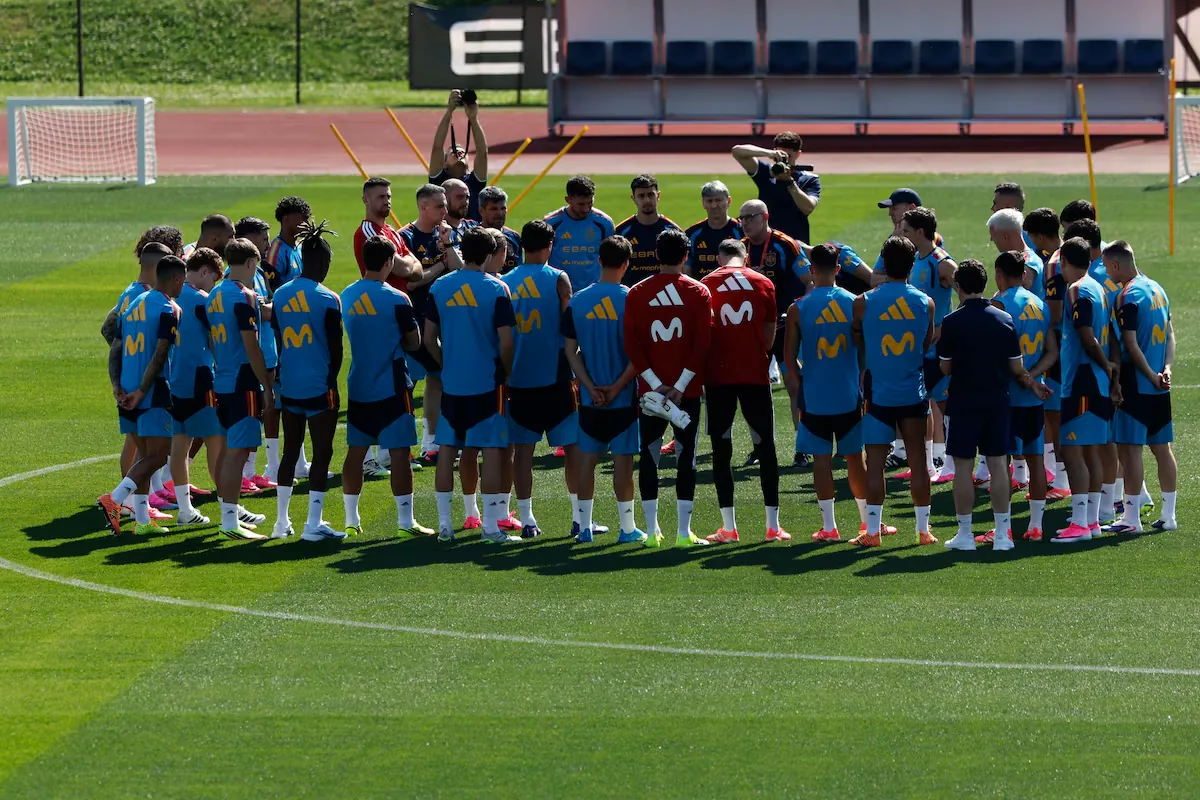 The Spanish team takes a mass bath in the first training session before the World Cup