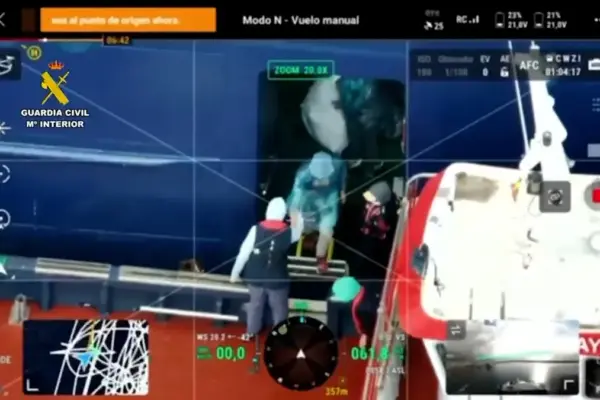 Las imágenes del desembarco y traslado de los ocupantes del ‘MV Hondius’, el crucero afectado por un brote de hantavirus