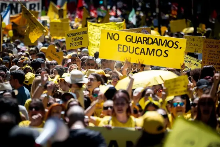 Early childhood educators take to the streets of Madrid for their labor dignity: "They talk a lot about mental health and have us overwhelmed"