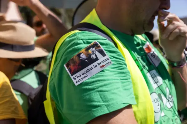 Valencian professors at the limit: under the green t-shirt