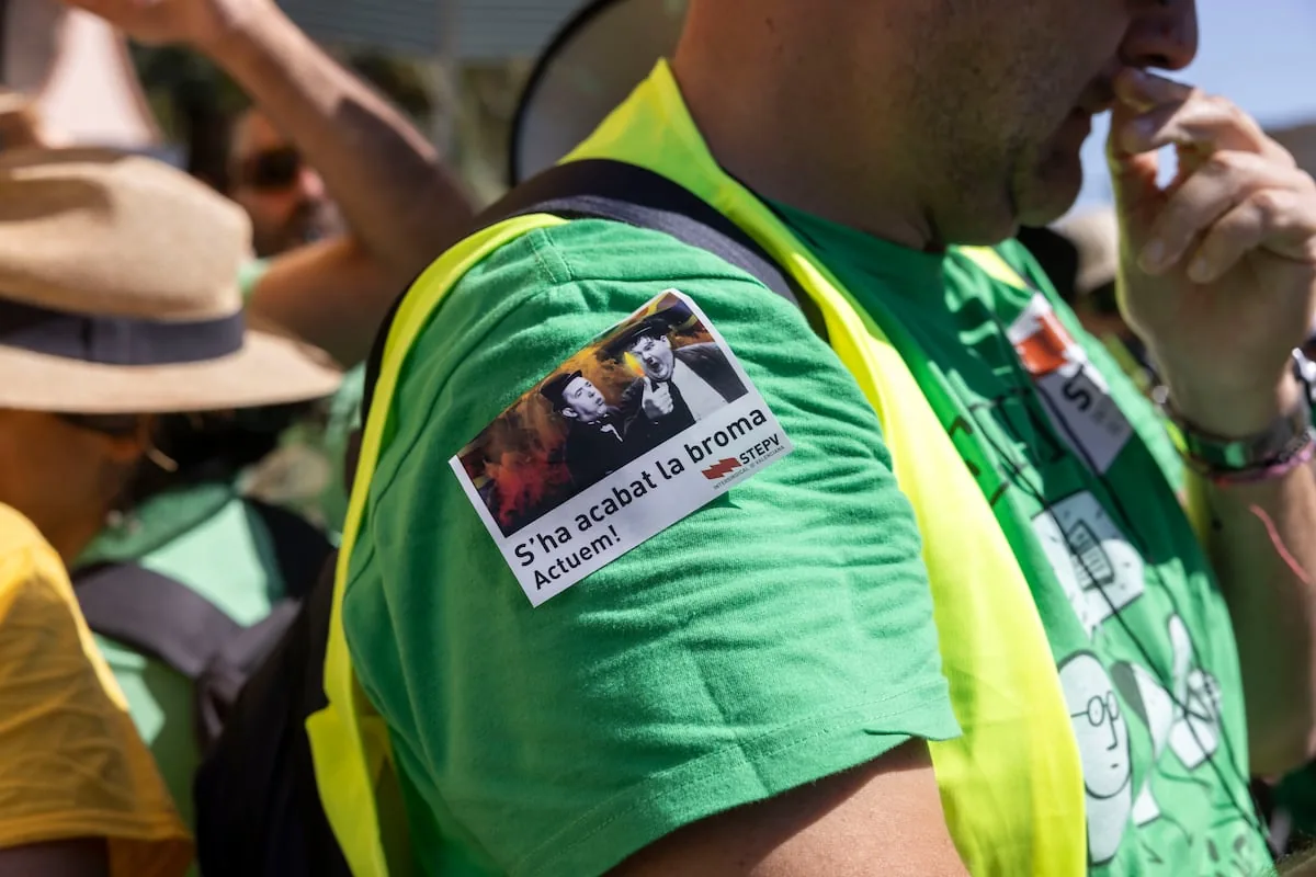 Valencian professors at the limit: under the green t-shirt