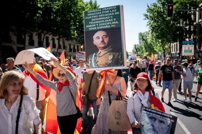 A march supported by the PP and Vox gathers thousands of people in Madrid against Sánchez's "corrupt government"