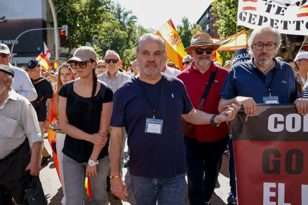 A march supported by the PP and Vox gathers thousands of people in Madrid against Sánchez's "corrupt government"