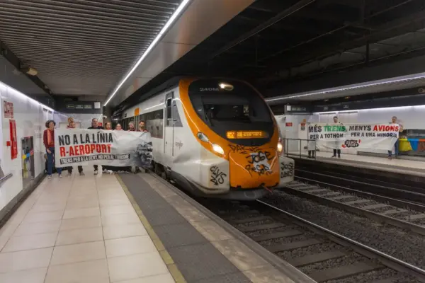 Rodalies passenger platforms protest against the future airport line