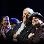 Serrat reappears at Jofre Bardagí's tribute in Barcelona and dedicates ‘A naked woman in the dark’ to Tania Doris