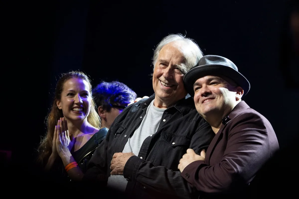 Serrat reappears at Jofre Bardagí's tribute in Barcelona and dedicates ‘A naked woman in the dark’ to Tania Doris