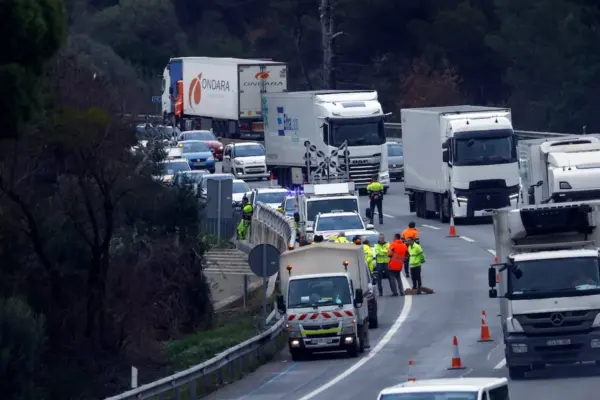AP-7 closed in Castellet i Gornal due to the collision of two trucks
