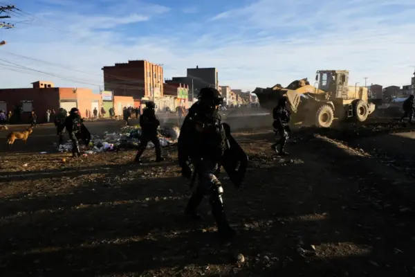 Protests intensify in Bolivia and those mobilized against Paz report one dead from gunfire