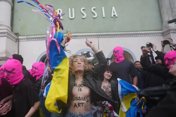 The Pussy Riot and Femen groups protest at the Venice Biennale and try to enter the Russian pavilion