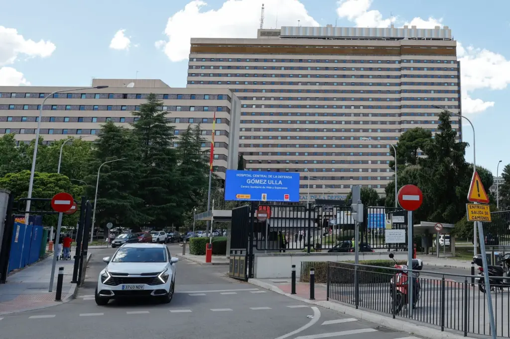El crucero con los pasajeros confinados por hantavirus va rumbo a Canarias, mientras se pierde el rastro de otros 23