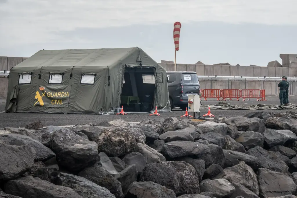 El mundo, pendiente de un puerto en Tenerife al que llega el crucero del brote de hantavirus: “No son pacientes ni son casos, son personas”