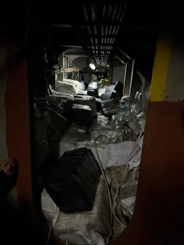 Six armed guards were guarding the ship's drug with the giant cocaine stash