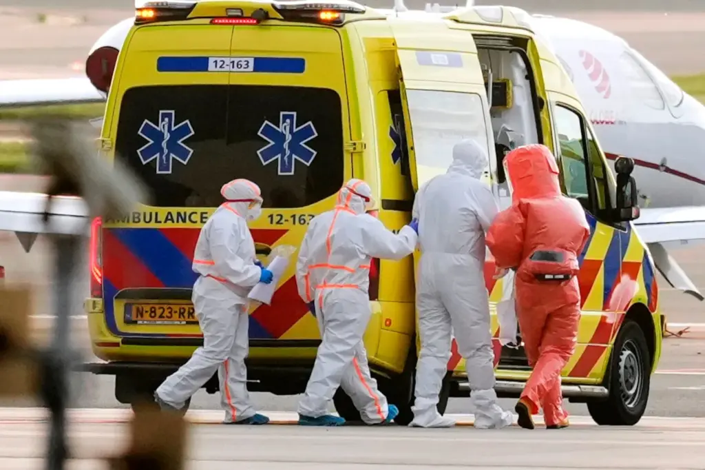 Fondeo inédito en Tenerife, lanchas y negociaciones con 22 países: la difícil vuelta a casa de los pasajeros del crucero del hantavirus