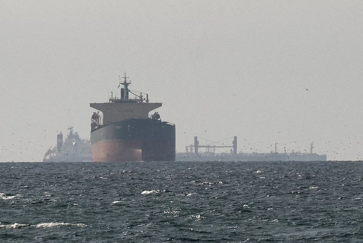 Iran opens fire in response to the United States' attempt to remove ships from the Strait of Hormuz