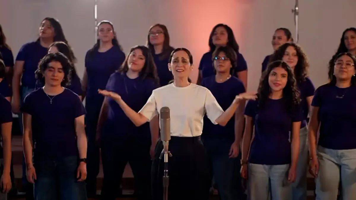VIDEO | Julieta Venegas releases ‘The Girl Footballer’ for the World Cup: “Women today can be anything, they can score a goal, they can score 100″